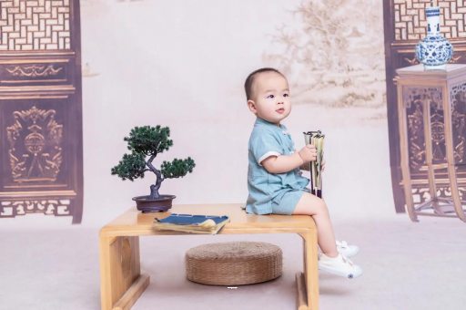 邵东宝宝边吃奶边挣扎烦躁